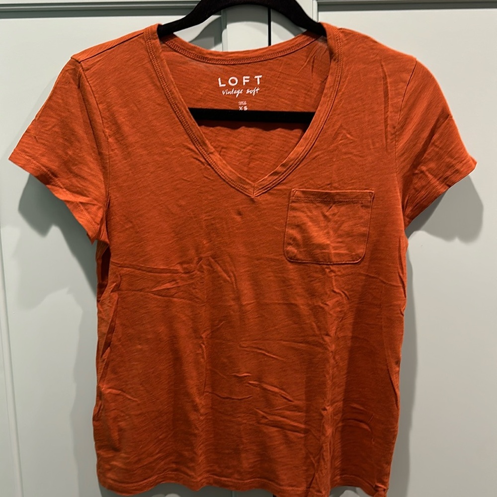 Loft V neck rust colored t-shirt XS